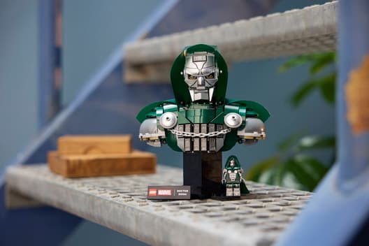 LEGO 76345 Avengers Doctor Doom Bust